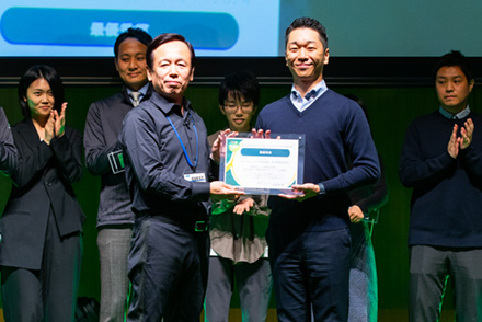 写真：受賞の様子